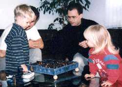  Testspiel mit Patenkind Sissy und Bruder Severin, die meinen Prototypen von Schloss Schlotterstein danach nicht wieder herausrcken wollten : - )
