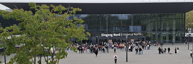 Eingang Nord mit vielen Menschen