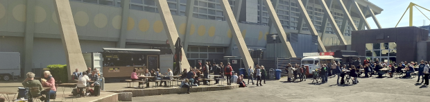 Tische une Verkaufsst�nde mit Menschen