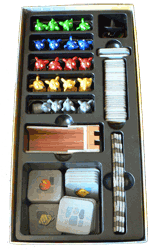 Schachtel mit altem und neuem Spielmaterial