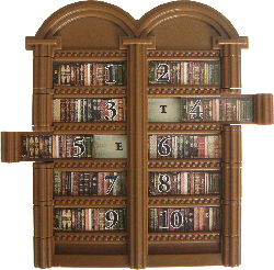 Bücherregal mit Karte