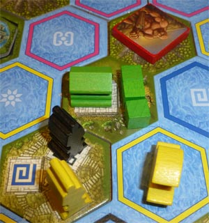 Spielplanausschnitt mit Statuen und grünem Tempel